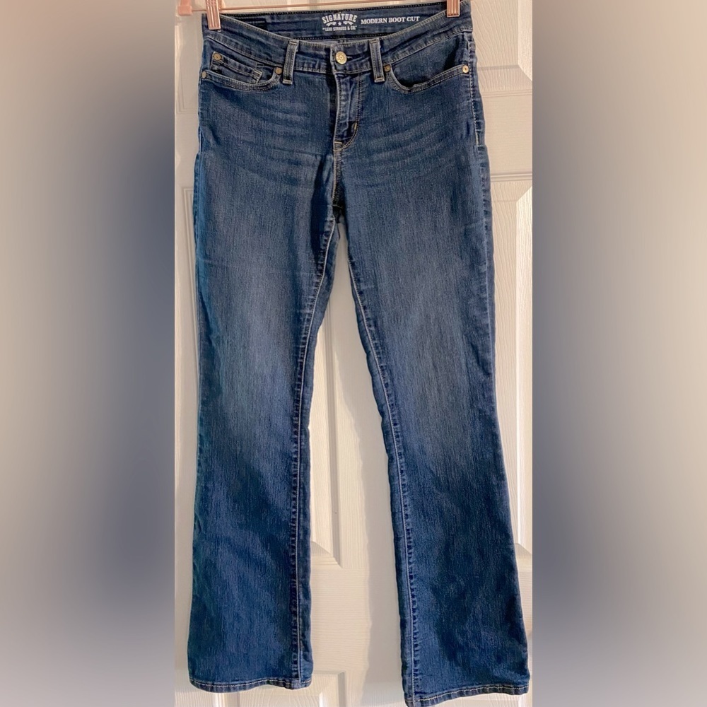 Levi’s signature women’s boot cut jeans.  28x32